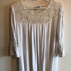B30) Cute blouse w/floral lace and pretty detailing